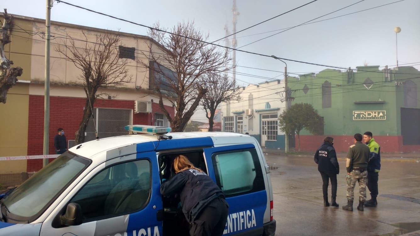 Sucedió este sábado por la madrugada en pleno centro de la localidad. La víctima fue apuñada luego de una pelea.