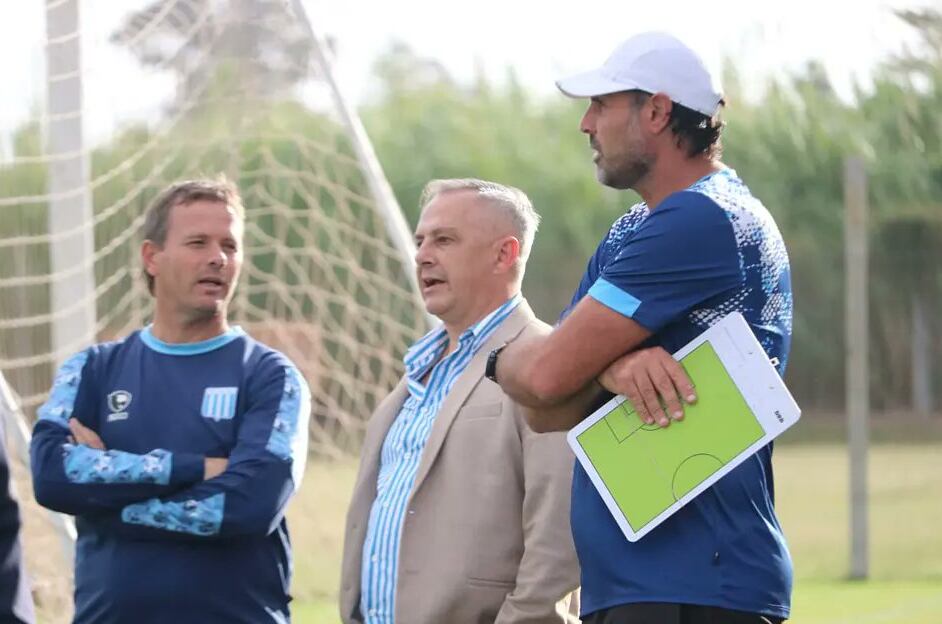 Carlos Bossio, con respaldo del presidente de Racing, Manuel Pérez (Prensa Racing).