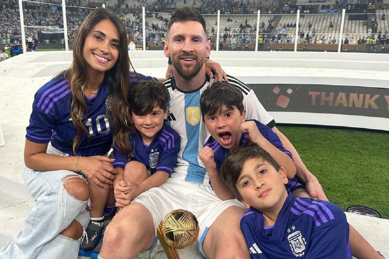 Messi celebra con Antonela y sus hijos tras ganar el Mundial. (Instagram Antonela Roccuzzo)