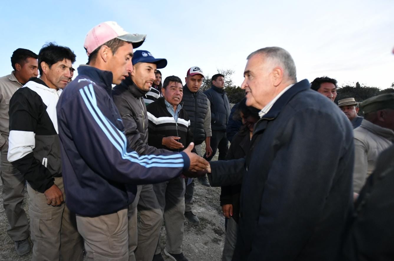 El mandatario conversó con los trabajadores locales.