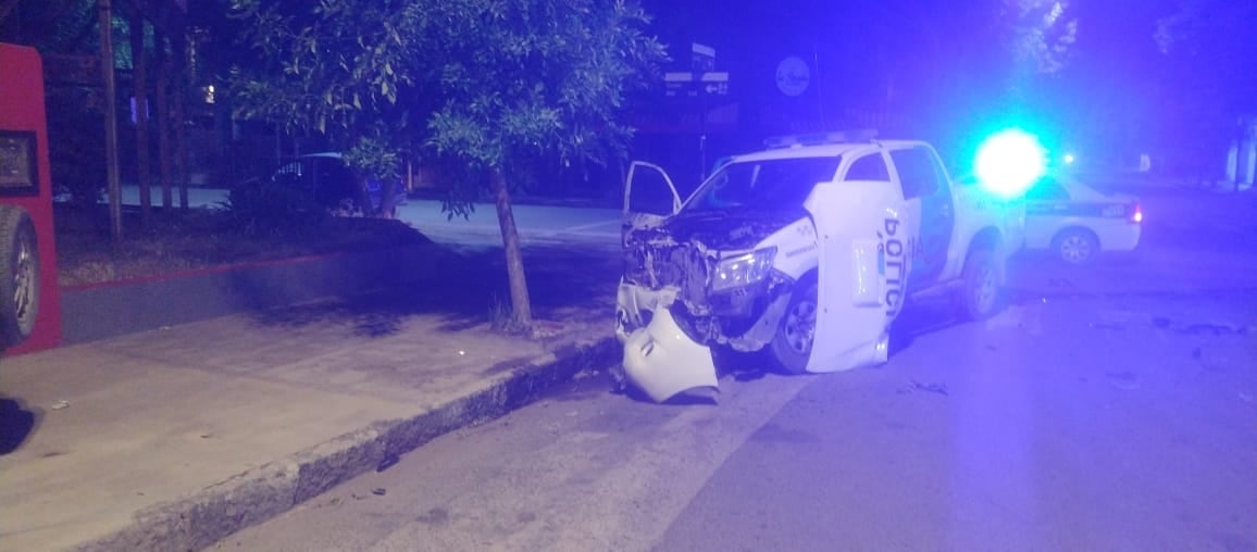 Fuerte choque entre un patrullero y un auto en Colón y Lavalle