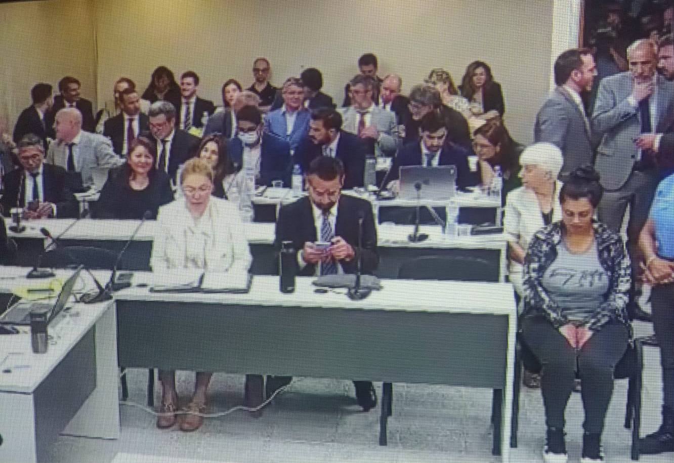 Brenda Agüero ya está en el interior de la sala de audiencias en el día dos del juicio.