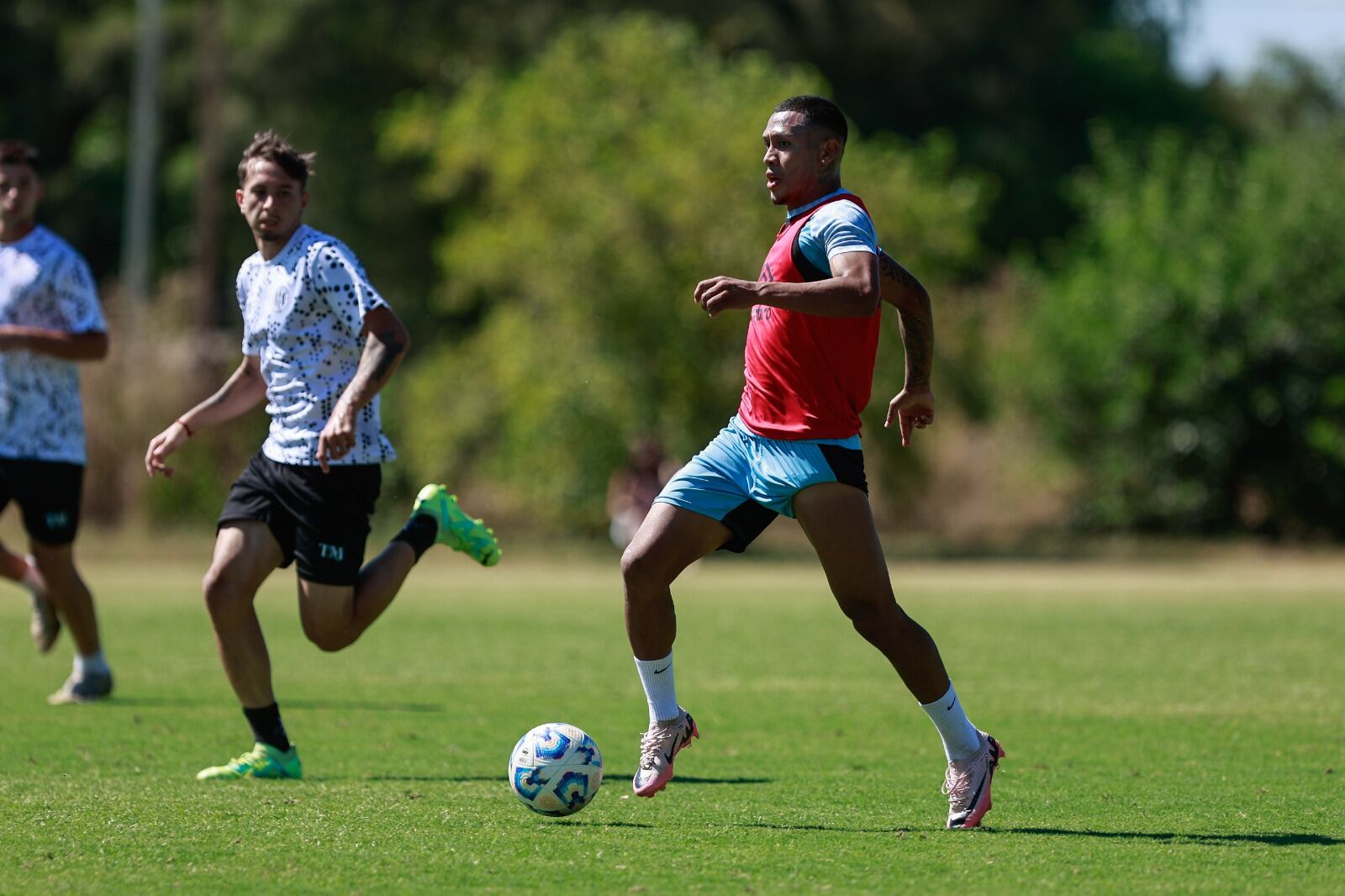 Bryan Reyna, delantero de Belgrano, encara con pelota dominada en el amistoso ante Fénix