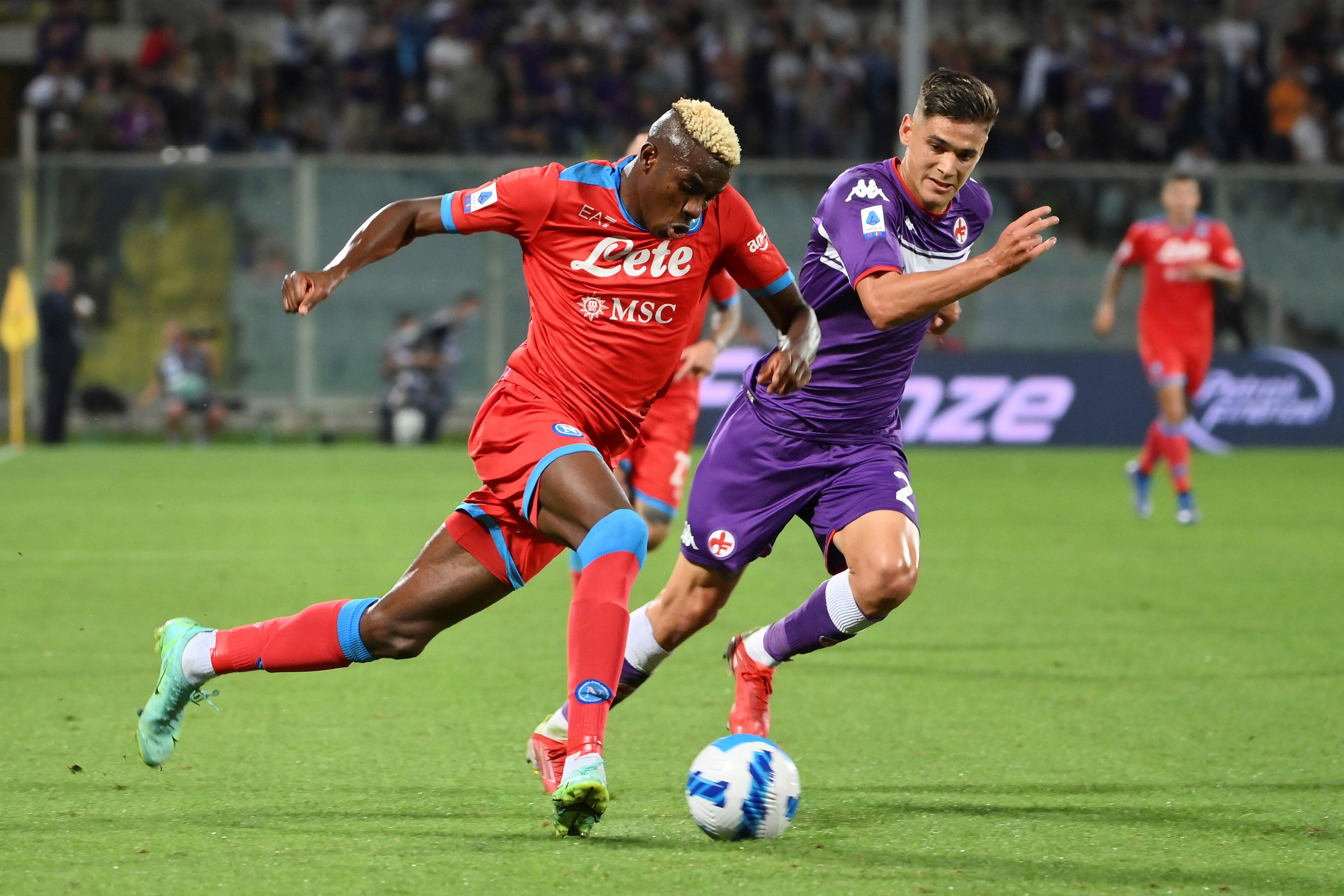 Victor Osimhen supera al argentino Lucas Martínez Quarta, en el duelo entre Napoli y Fiorentina. (Foto: AP)