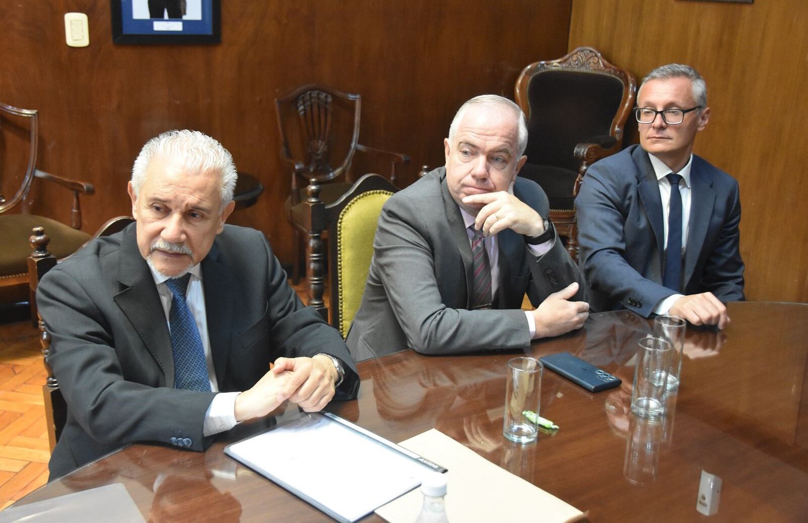 De izquierda a derecha, el presidente de la Auditoría General de la Provincia, Walter Barrionuevo, y los auditores Juan Burgos y Felipe Albornoz.