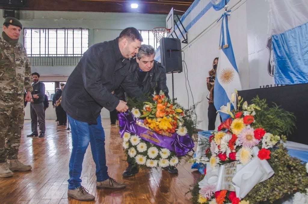 Los funcionarios municipales entregaron una ofrenda floral.