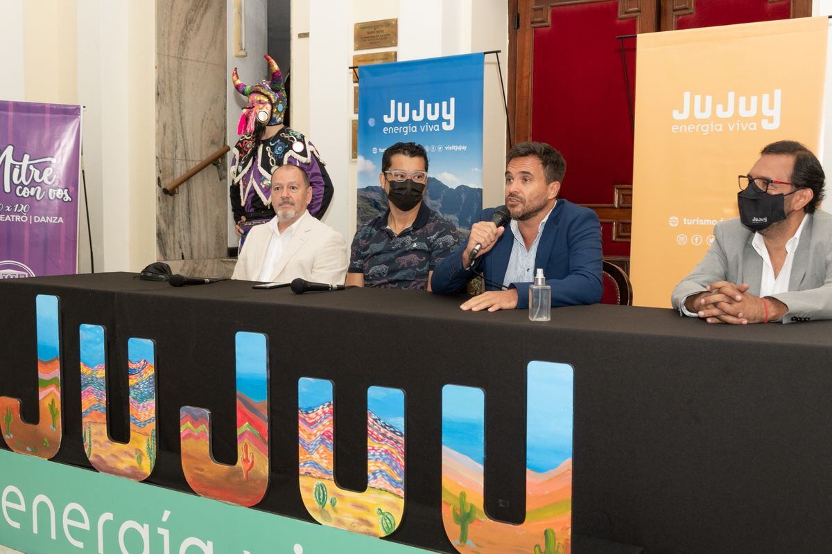 El ministro de Cultura y Turismo de Jujuy, Federico Posadas, y el músico Juan José Pestoni, de Los Tekis, encabezaron el anuncio del carnaval oficial 2022, acompañados por el secretario de Cultura, Luis Medina Zar; y el gerente comercial del grupo jujeño, Javier Pesaresi.