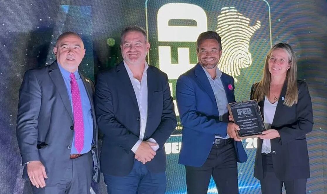 Federico Posadas e Inés Frías Silva, al momento de recibir el premio "Hay equipo" otorgado a la región Norte.