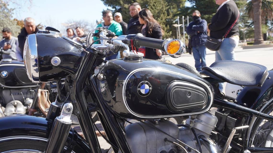 Los autos y motos antiguos son un atractivo para grandes y chicos en General Alvear.