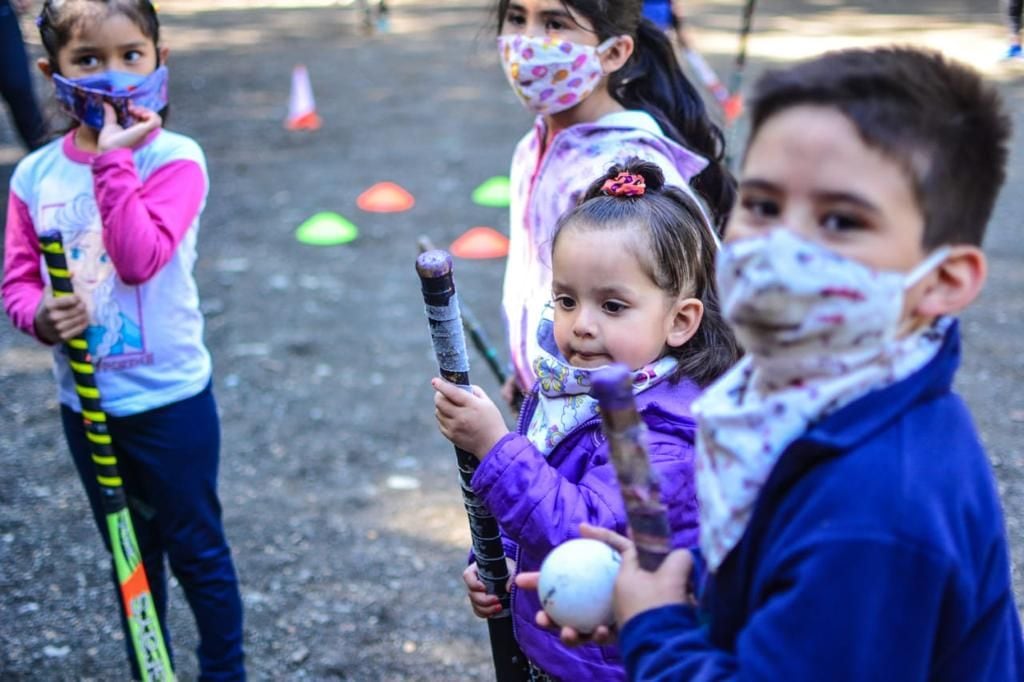 La Municipalidad de Ushuaia llevó el hockey al barrio Dos Banderas con una clase abierta para todas las edades.