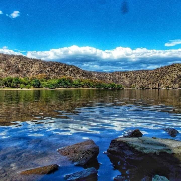 El espejo de agua está rodeado de vegetación.