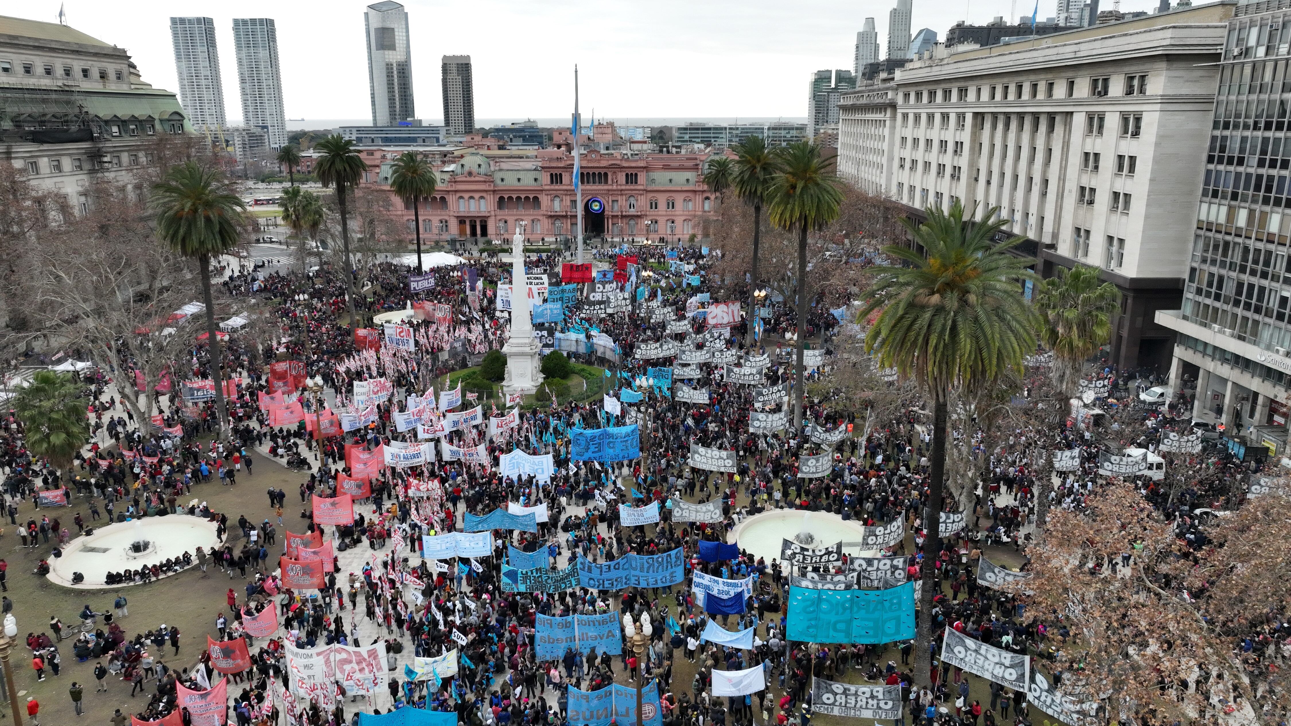 Marcha en Plaza de Mayo de este jueves 14 de julio. Foto: Clarín.