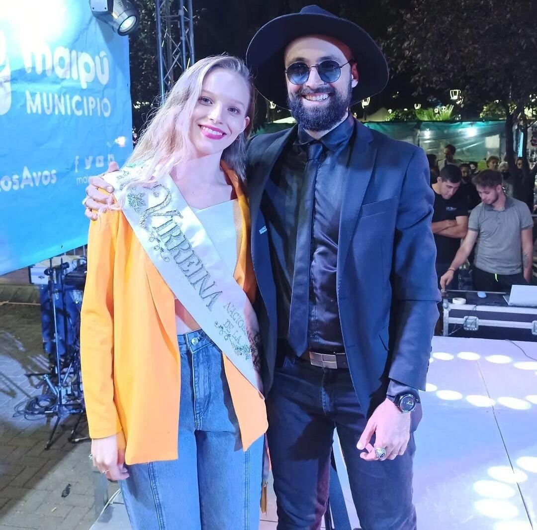 Giuliana Pilot, virreina nacional de la Vendimia 2022, junto a Diego Ansuini, cantante tributo a Abel Pintos.