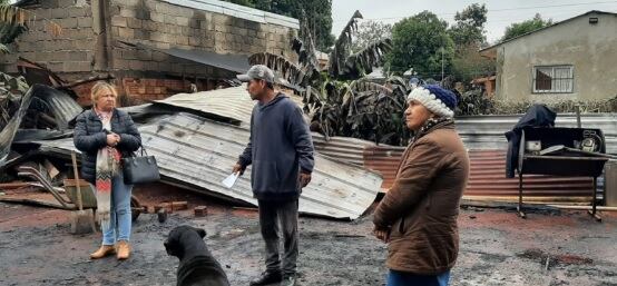 Asisten a familia que perdió su casa tras un incendio.