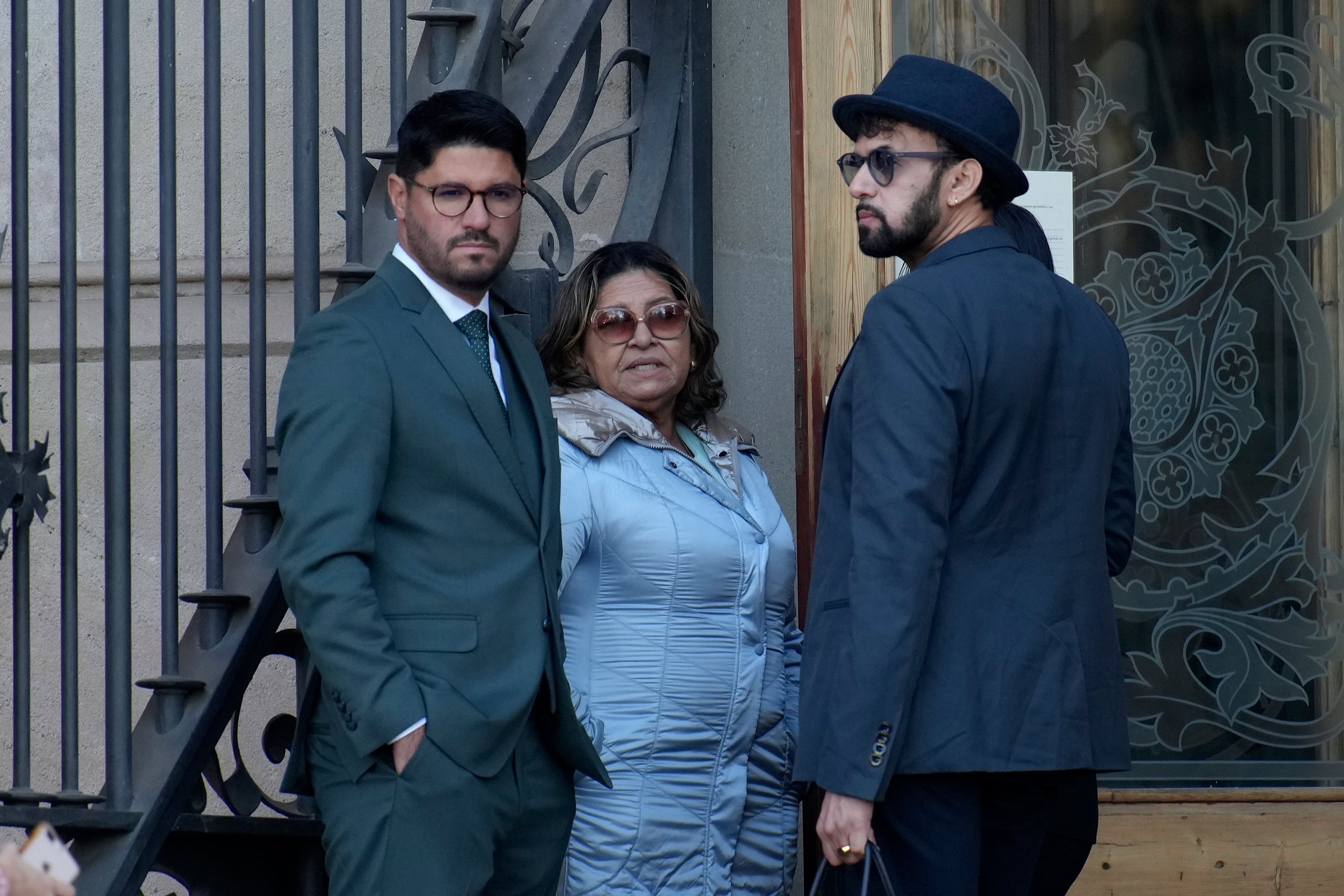 La madre de Alves, antes del inicio del juicio. (AP Foto/Emilio Morenatti)