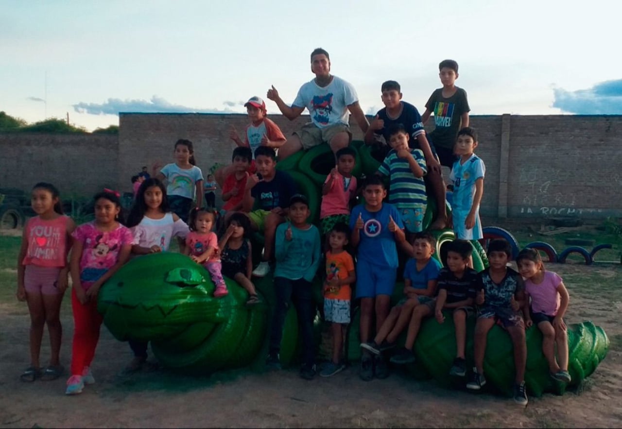 Los vecinos construyeron una tortuga con neumáticos reciclados.