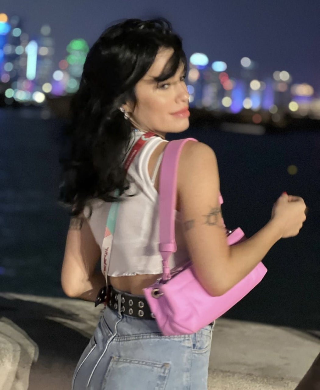 Lali en una de sus primeras noches en Qatar con bandolera rosa.