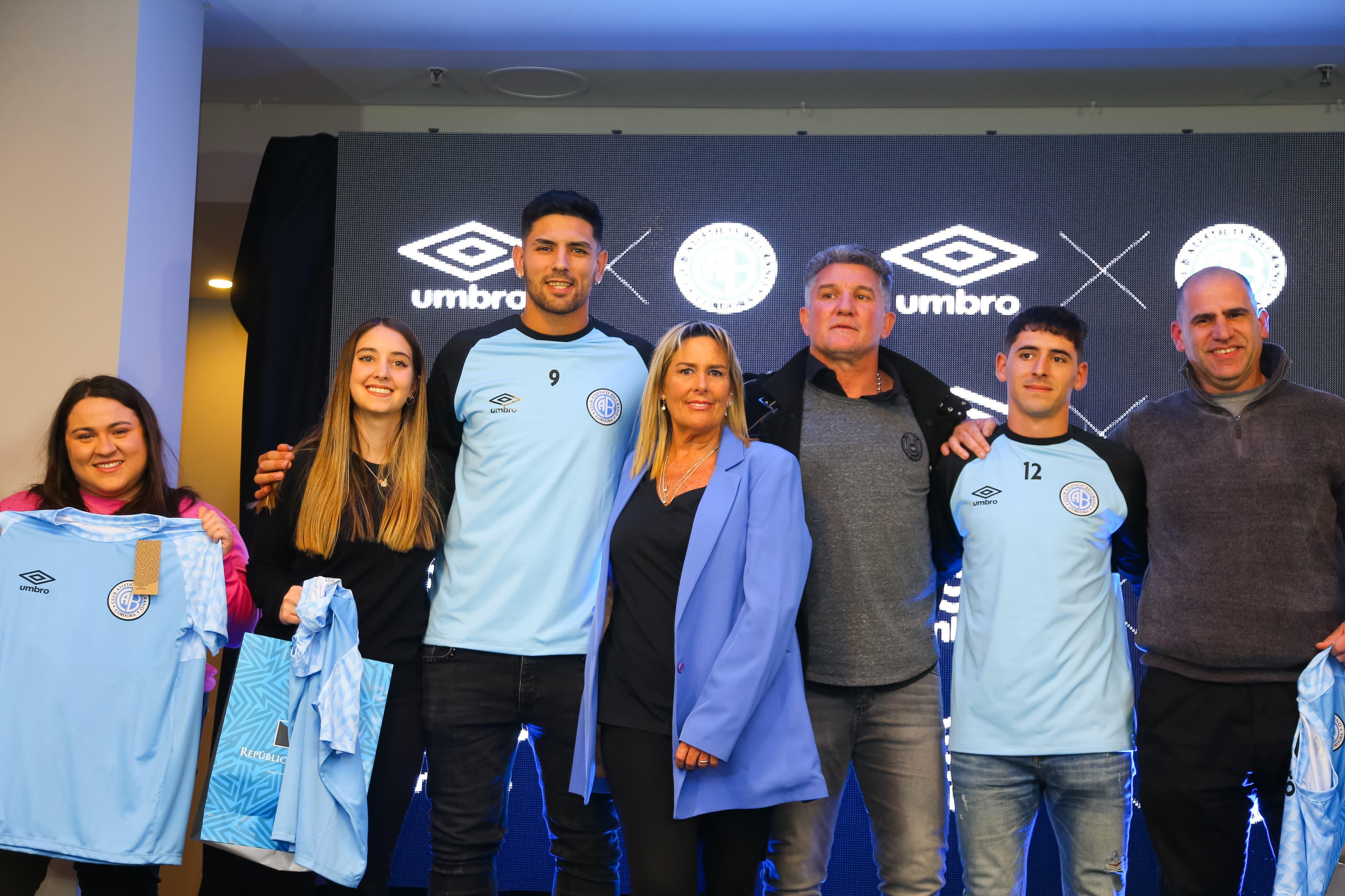 Lucas Passerini y Ulises Sánchez en la presentación del acuerdo de Umbro con Belgrano. El presidente Luis Fabián Artime, al medio. (Prensa Belgrano)