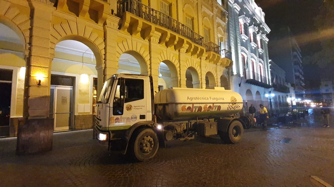 Las tareas de desinfección se realizan con nuevo equipamiento y maquinaria en las peatonales y corredores turísticos más transitados.