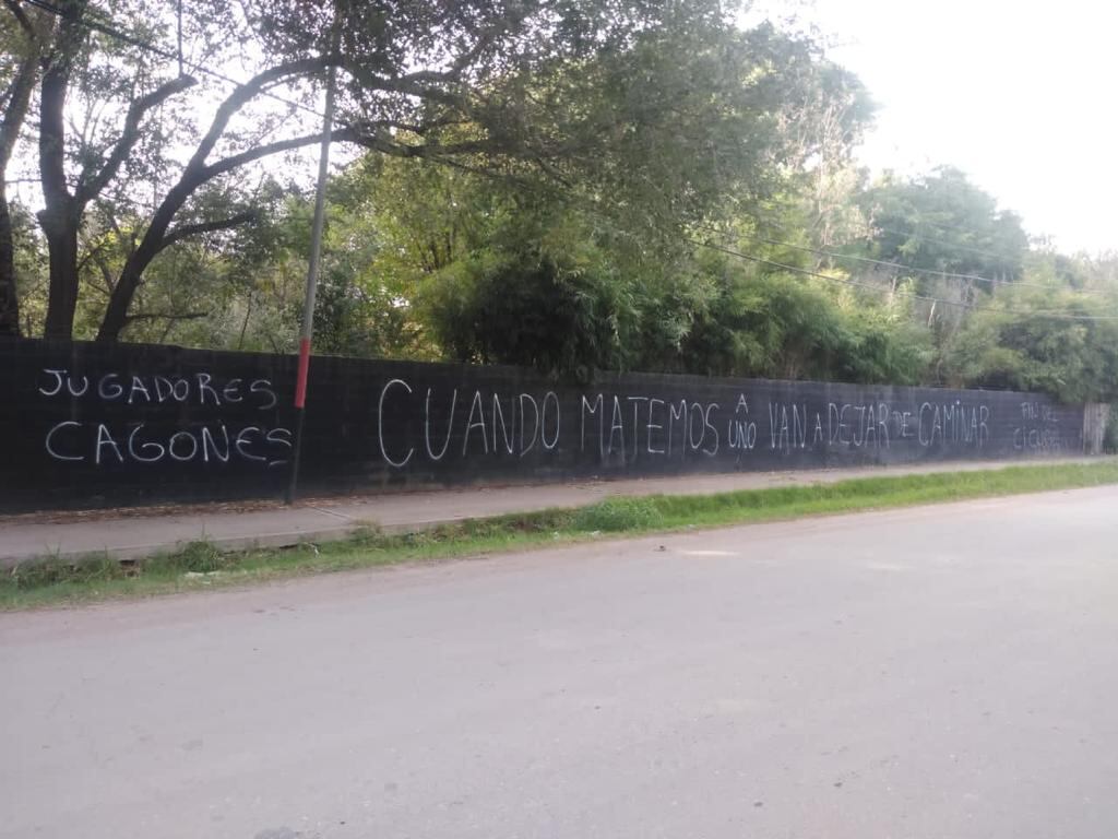 Uno de los paredones del predio de Bella Vista fue escrito con aerosol. (@pablorubiok7)