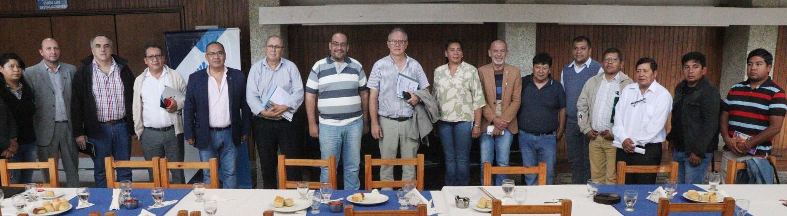 El ministro de Infraestructura, Carlos Stanic; el intendente Rubén Eduardo Rivarola y el ingeniero Juan Carlos García, de Agua Potable S.E., al centro flanqueados por los intendentes invitados a la reunión.