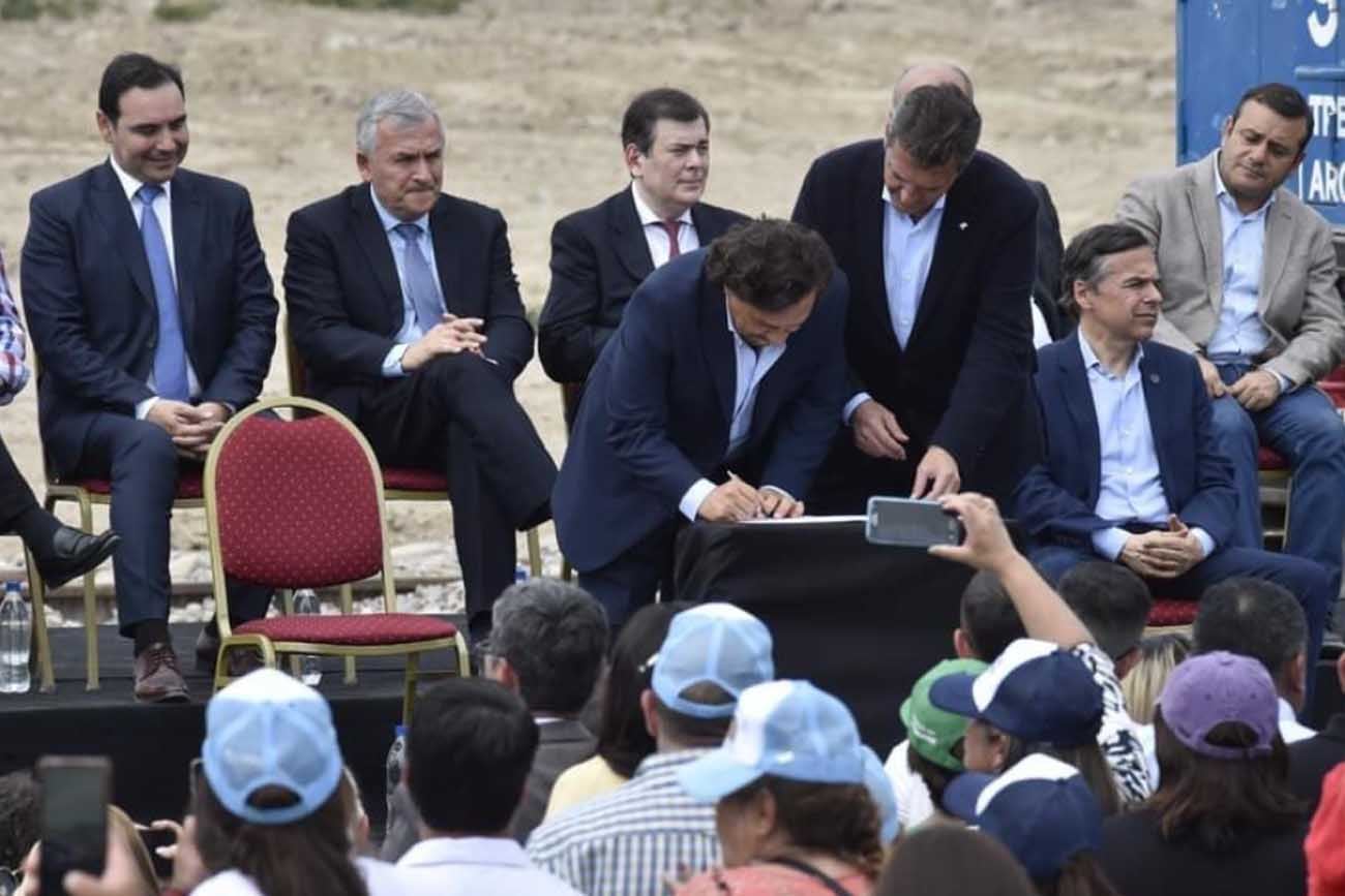 Elecciones 2023: Sergio Massa, con los gobernadores Gustavo Valdéz y Gerardo Zamora, en la firma de la Declaración Güemes, en Salta. (Prensa Massa)