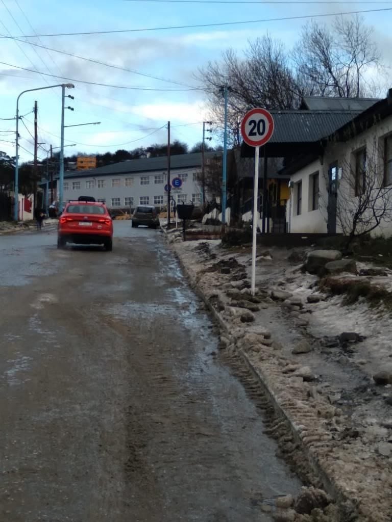 Avanza la señalización de la calle Chubut para seguridad de la escuela Las Lengas