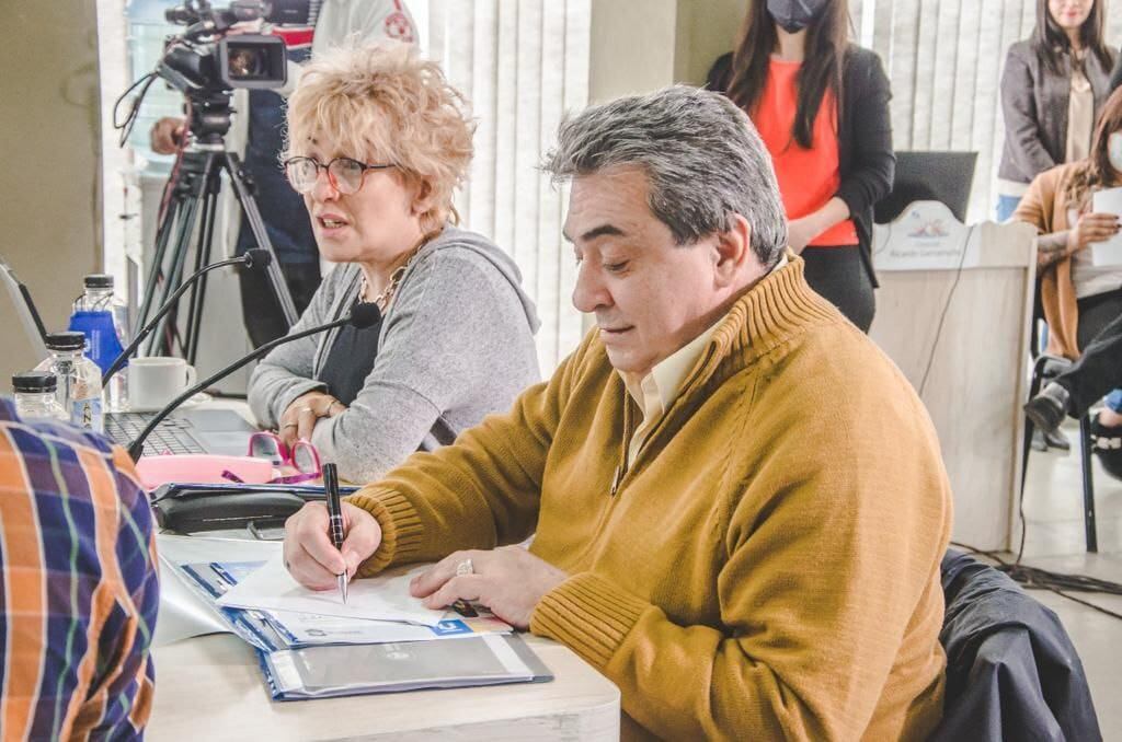 El Jefe de Gabinete Municipal, Omar Becerra, acompañó a Calderón en la presentación ante el Concejo Deliberante.