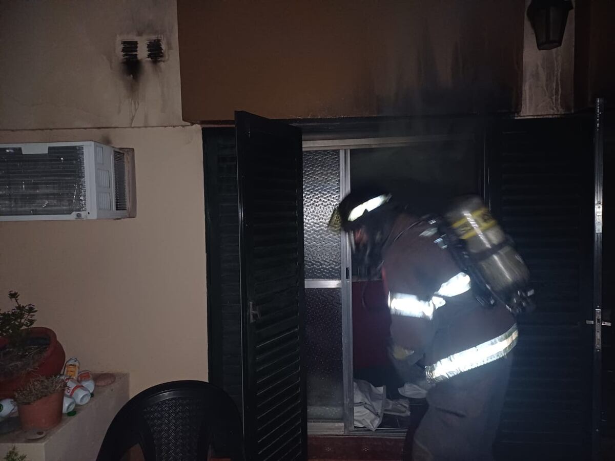 Incendio en una vivienda del 30 de octubre: pérdidas totales en una habitación