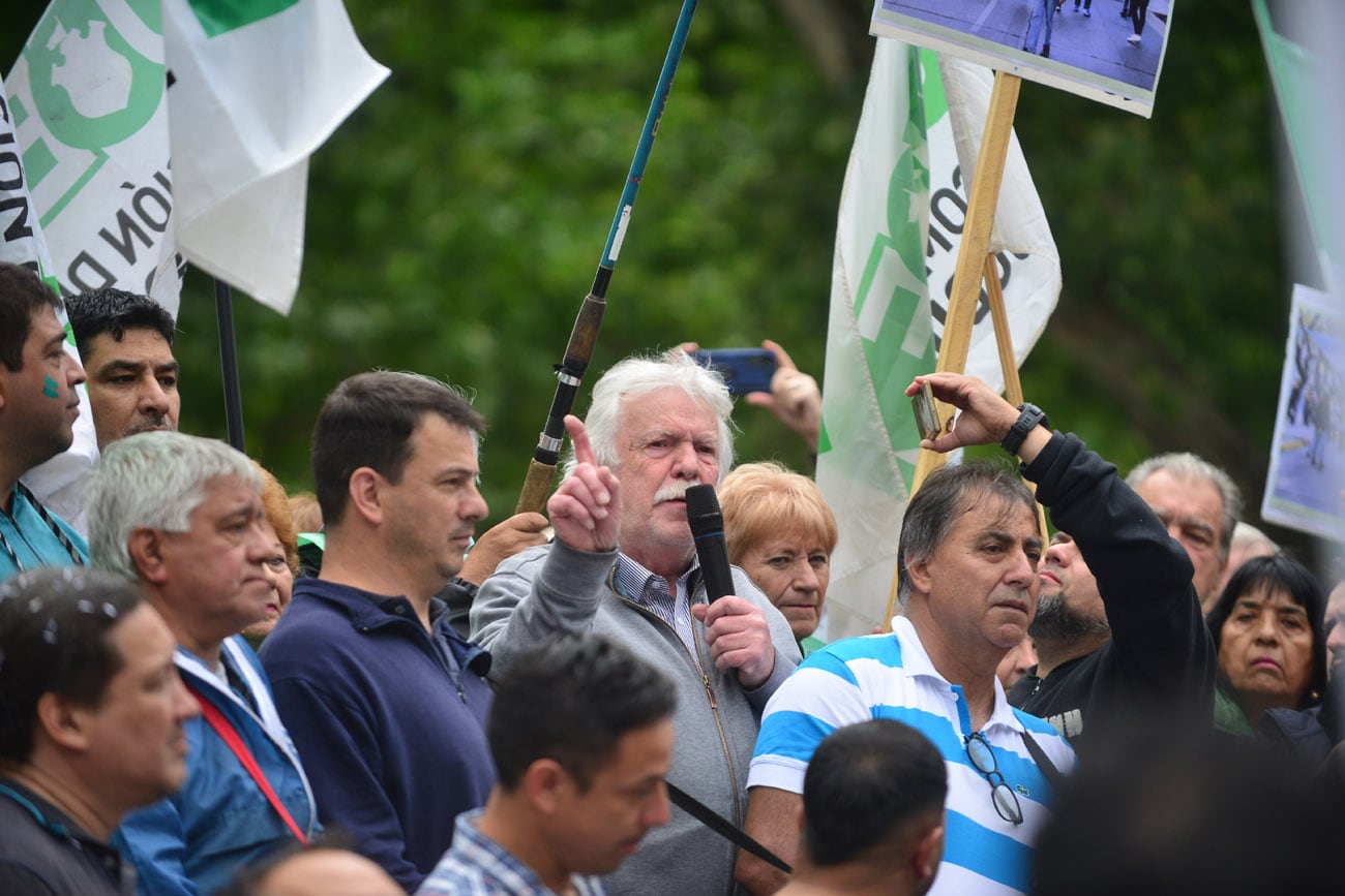 Con masiva movilización el gremio de los empleados de la Municipalidad de Córdoba (Suoem) realizó este miércoles una asamblea general frente al Palacio 6 de Julio, comandada por el secretario general Rubén Daniele.  (Nicolás Bravo / La Voz)