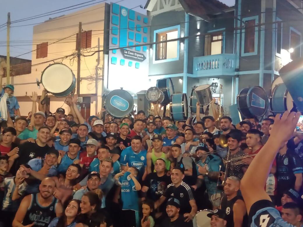 Hinchas de Belgrano en la casona de barrio Alberdi.