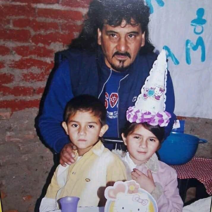 Johanna junto a su hermano Gianni, y su padre Cacho años atrás.