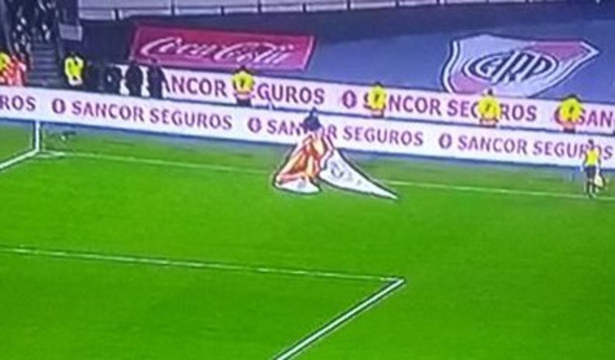 Por los fuertes vientos se cayó una lona durante el partido de la Selección ante Perú