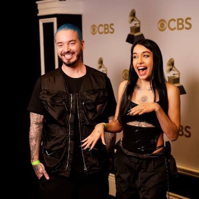 María Becerra y J Balvin antes de su presentación en los Grammys 2022