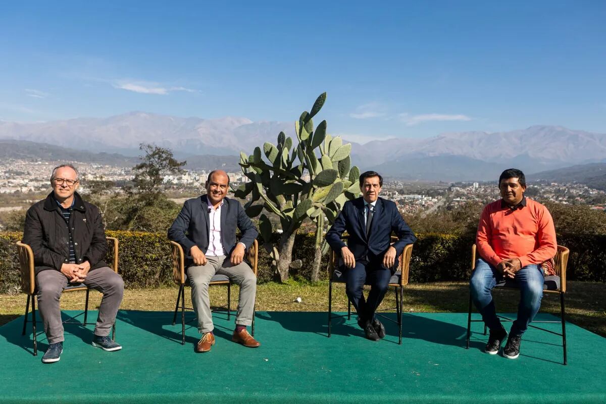 El ministro Carlos Stanic, el empresario Nicolás Benicio, el gobernador Carlos Sadir y el dirigente sindical Ramón Neira, en la presentación del Plan de Impulso al Desarrollo Urbano Público-Privado, para toda la provincia de Jujuy.