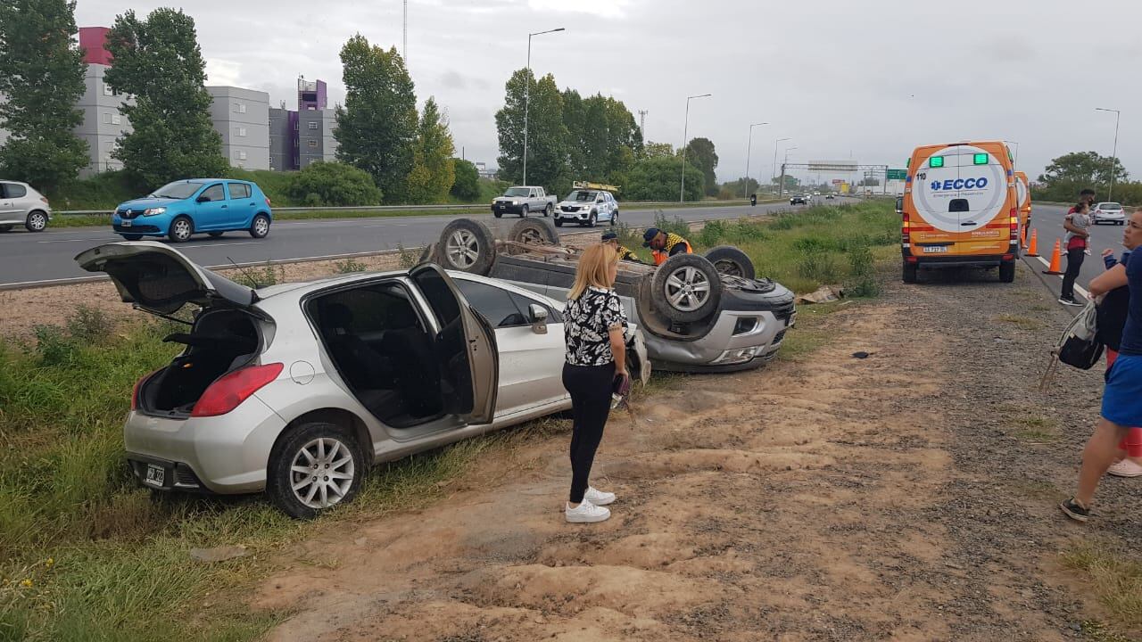 Accidente en la Circunvalación: le robaron el celular a una de las víctimas. (Nicolás Bravo)