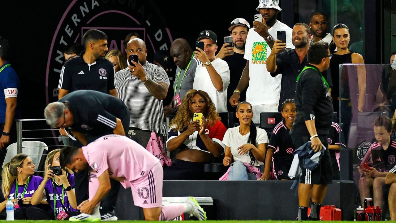 Lebron James y Serena Williams, los mejores en su deporte, grabando la entrada de Messi al campo de juego durante el segundo tiempo. Foto: Twitter.