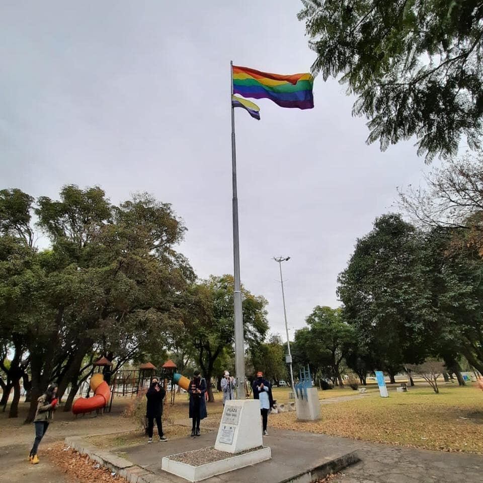 El izamiento se realizó en el marco del Día de la visibilidad de las identidades no binarias.