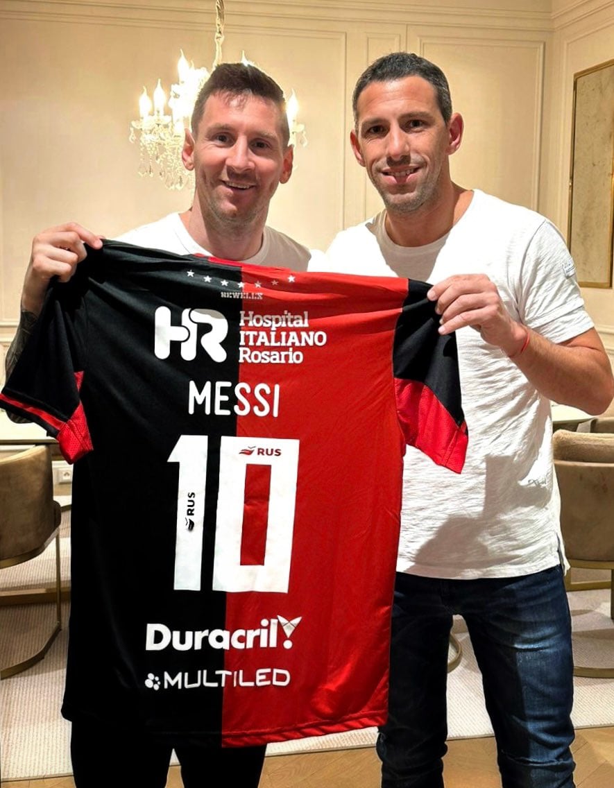 Maxi le regaló la camiseta oficial rojinegra a Leo durante la fiesta de los campeones mundiales en el Monumental.