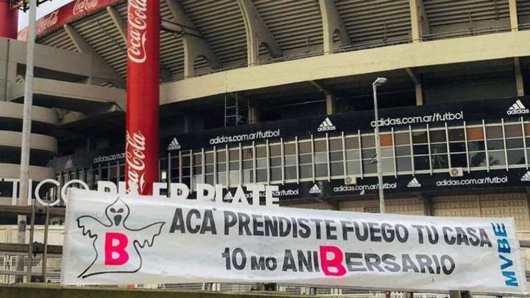 También dejaron carteles en el Monumental