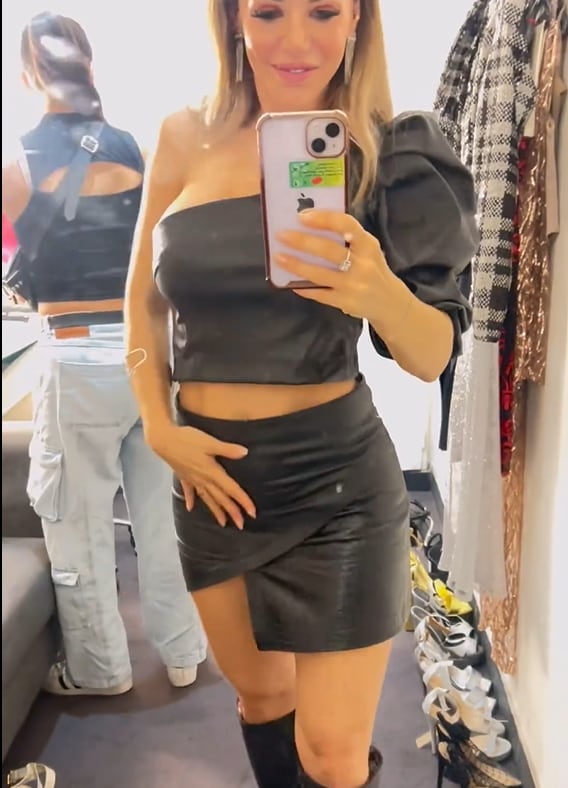 Top diminuto y mucha piel al descubierto: Evangelina Anderson cautivó con un outfit total black