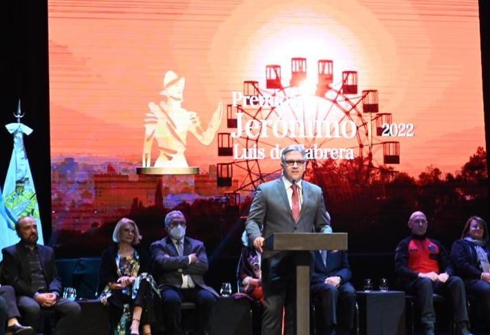 El intendente Martín Llaryora entregó los premios Jerónimo Luis de Cabrera a los cordobeses. (Municipalidad).