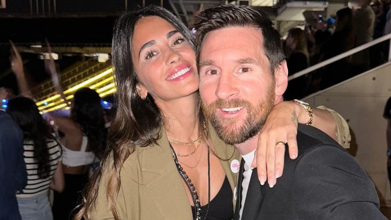 Antonela Roccuzzo y Lionel Messi disfrutando del recital de Coldplay.