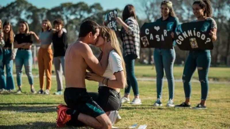 Le pidió casamiento en medio de un partido de fútbol con complicidad del árbitro.