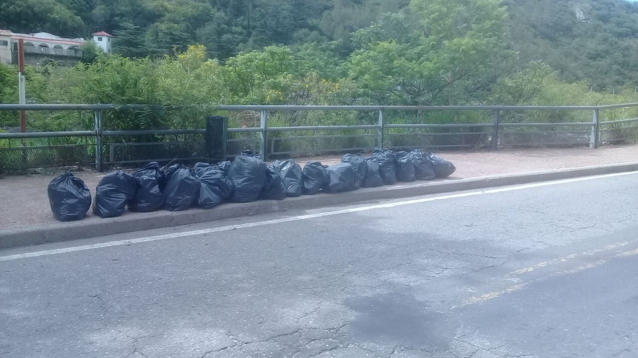 Limpieza en las costas del lago San Roque