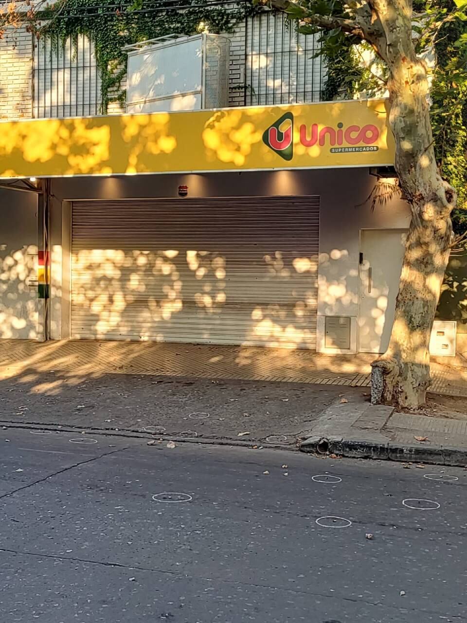 La fachada del negocio recibió múltiples disparos que perforaron la persiana y las puertas.