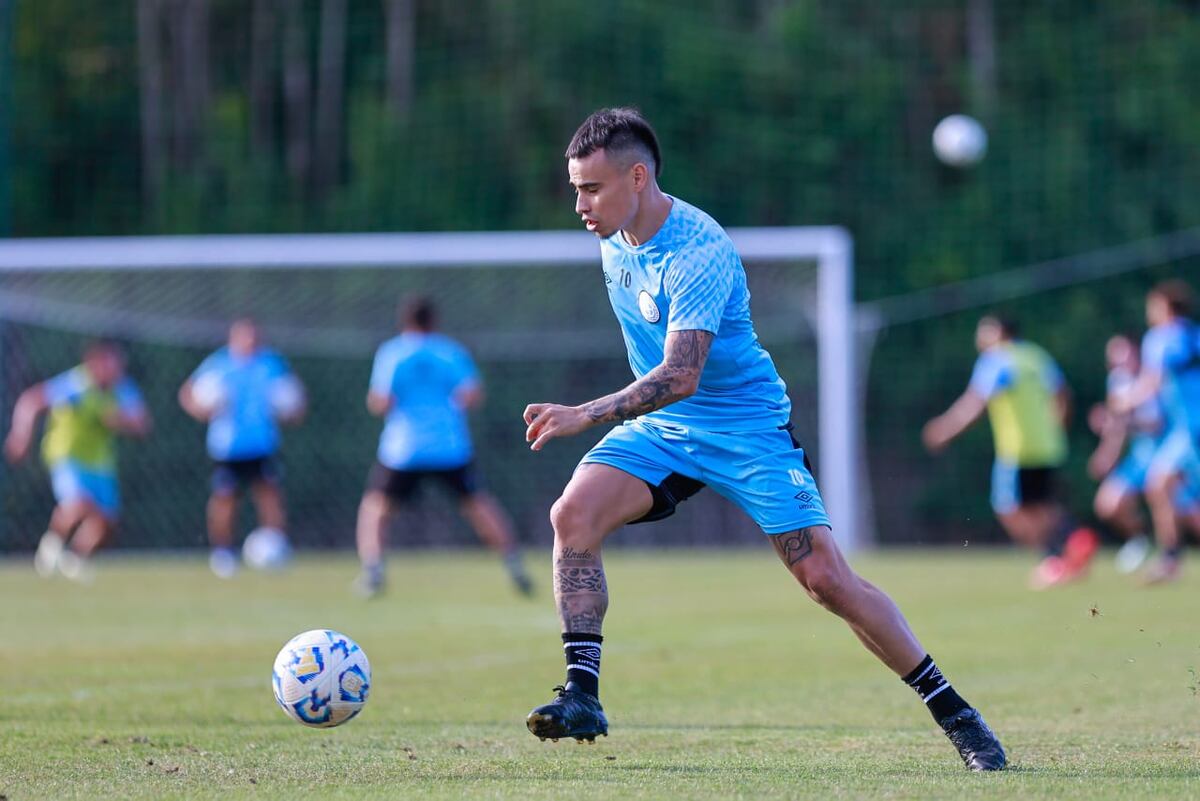 En fotos: Zelarayán y Belgrano, el reencuentro con el Chino vestido de Celeste