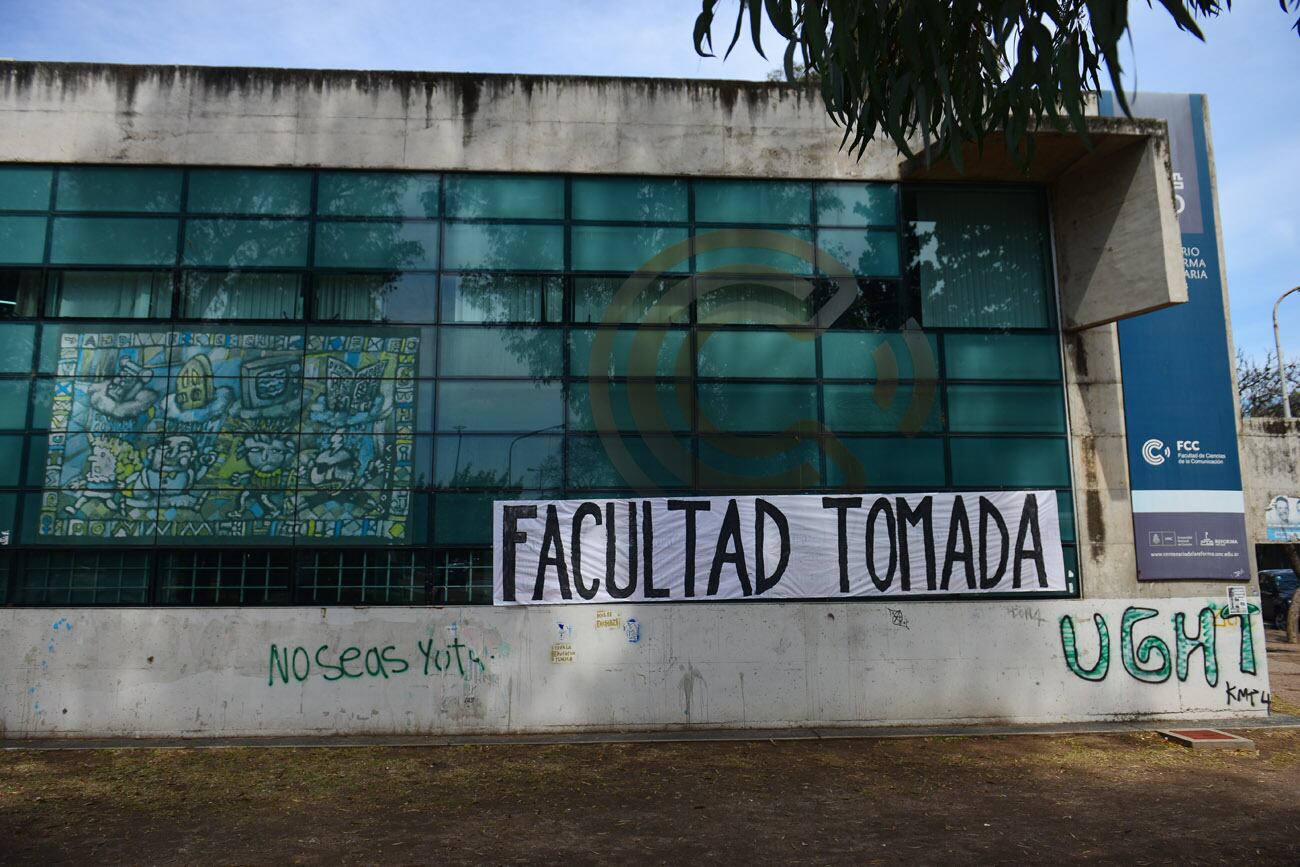 Paro universitario tras el veto presidencial.  Estudiantes de la UNC tomaron las facultades de Psicología, Comunicacion, Filosofía, Ciencias Sociales y Artes.  (Nicolás Bravo / La Voz)