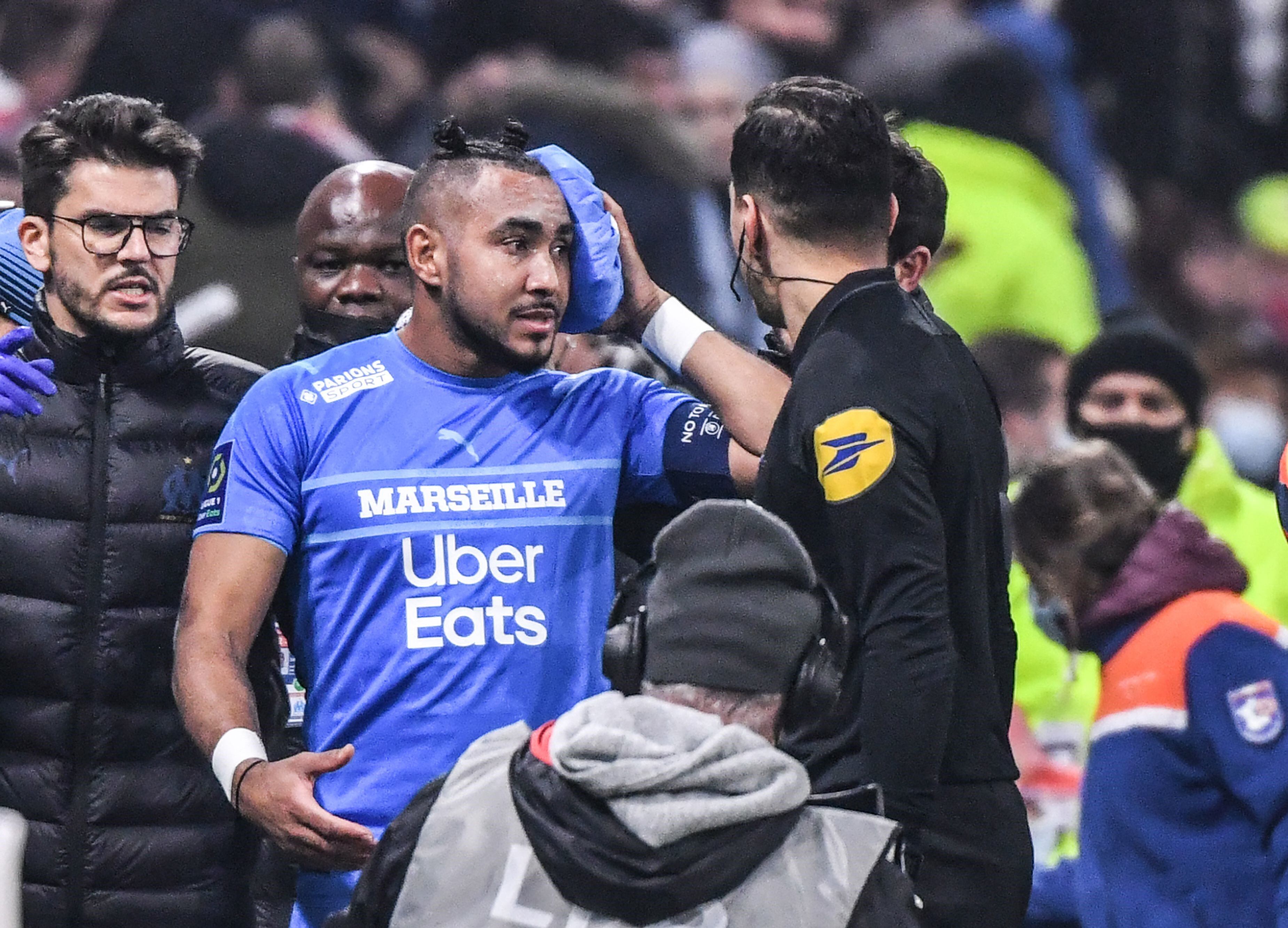 Suspendieron el duelo entre Olympique Marsella y Lyon por un botellazo a Dimitri Payet.