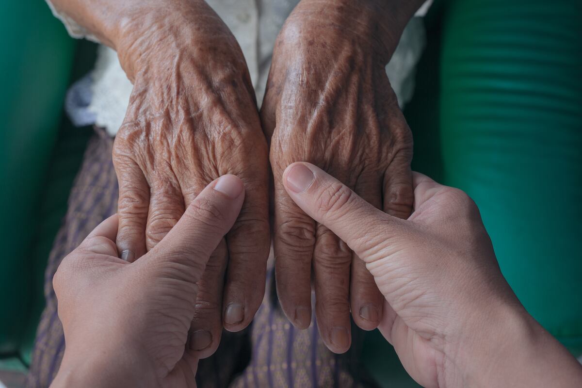Una mujer se volvió viral en Tik Tok por cuidar a su exsuegro de 98 años a pesar de ser abandonada por su esposo
